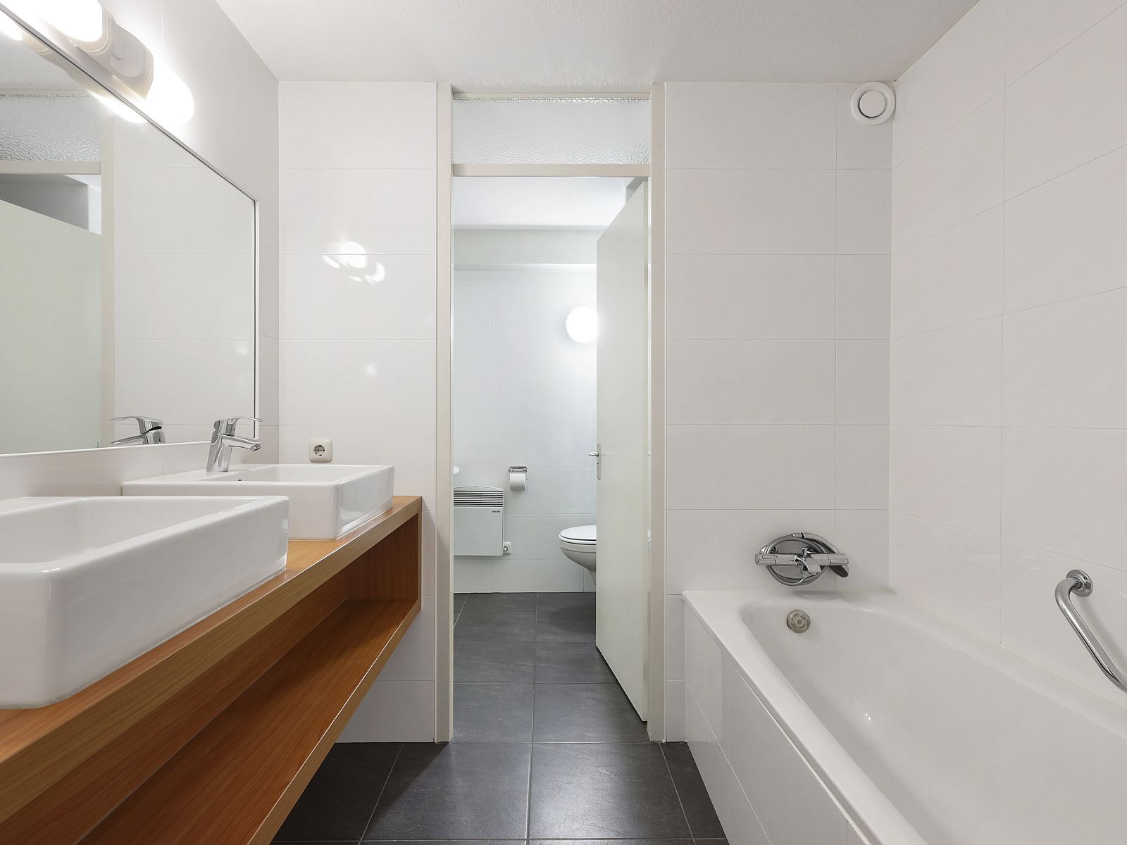 Tweede slaapkamer in Ameland State appartement in Nes, Ameland, met twee aparte bedden.