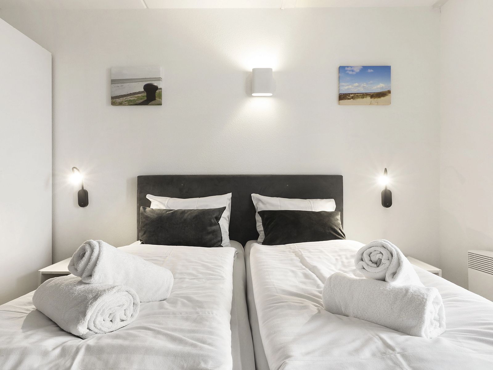 Moderne badkamer in Ameland State appartement in Nes, Ameland, met douche en toilet.