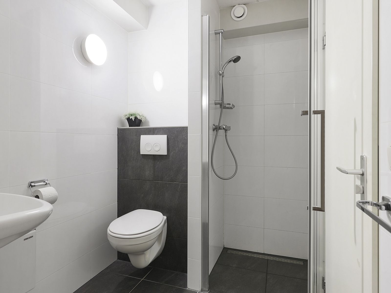 Exterieur van Ameland State appartement in Nes, Ameland, met balkon en grote ramen.