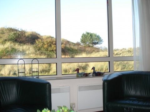 Blick vom Wohnzimmer Duinrust Nes Ameland mit Duenenlandschaft.