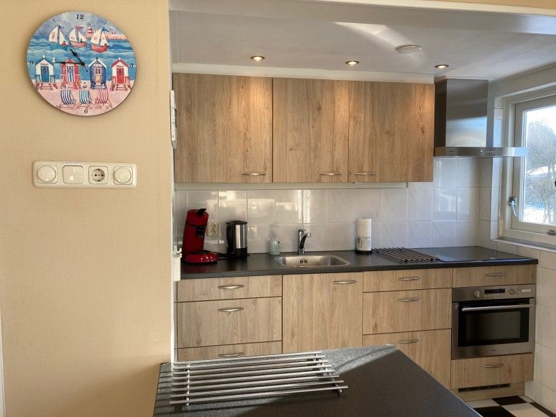 Volledig uitgeruste keuken in Campanula vakantiehuis, Ballum, Ameland, Waddeneilanden.