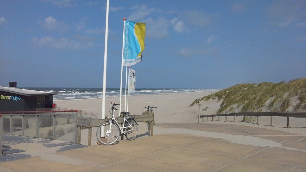 Strand bij chalet Protter in Buren, Ameland, perfect voor ontspanning en genieten van de Waddeneilanden.