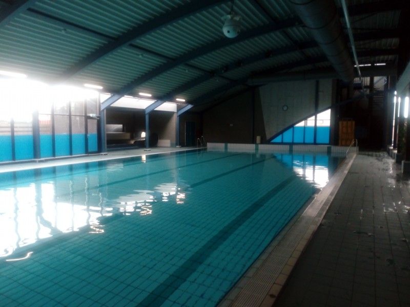 Modern binnenzwembad bij chalet Protter in Buren, Ameland, voor een verfrissende duik tijdens uw vakantie.