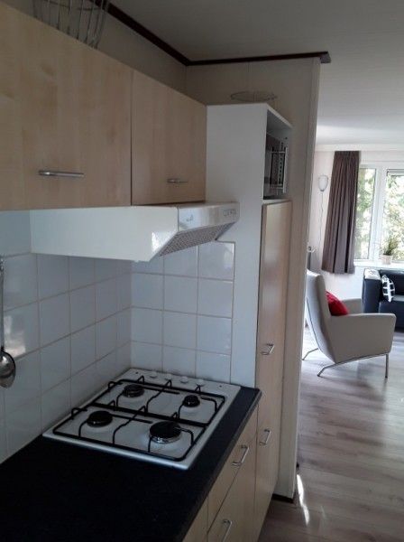 Volledig uitgeruste keuken in chalet Protter in Buren, Ameland, ideaal voor het bereiden van maaltijden tijdens uw verblijf.