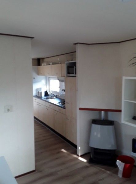 Ruime keuken in chalet Protter in Buren, Ameland, met moderne voorzieningen voor een comfortabel verblijf.