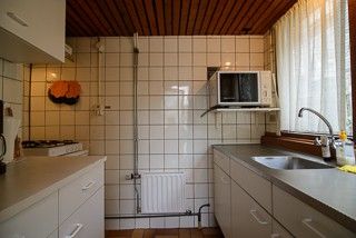 Moderne Kche im Ferienhaus Huisje Schier auf Schiermonnikoog, komplett ausgestattet fr einen angenehmen Aufenthalt auf den Watteninseln.