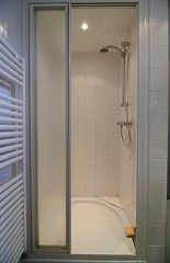 Stilvolles Badezimmer mit Dusche im Ferienhaus Huisje Schier auf Schiermonnikoog, Watteninseln, fr hchsten Komfort.