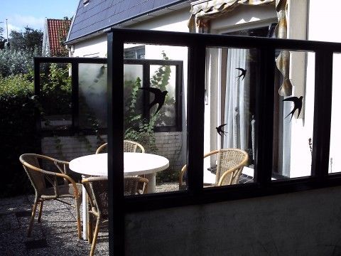 Sonnenterrasse des Ferienhauses Huisje Schier auf Schiermonnikoog, ideal fr ein Frhstck im Freien auf den Watteninseln.