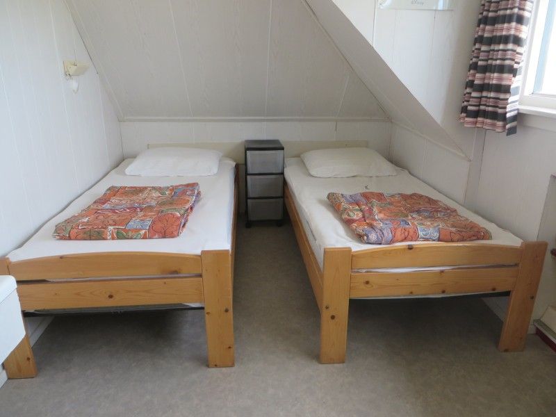 Gemuetliches Schlafzimmer im Ferienhaus Zeerust, Schiermonnikoog, mit bequemen Betten und gemuetlicher Einrichtung auf den Watteninseln.