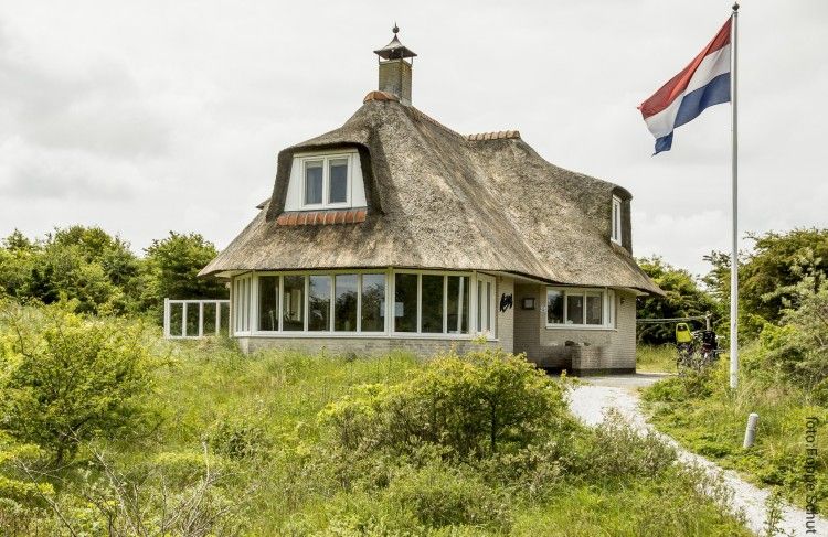 Villa Rietberg vakantiehuis met rieten dak in het groen op Schiermonnikoog, Waddeneilanden.