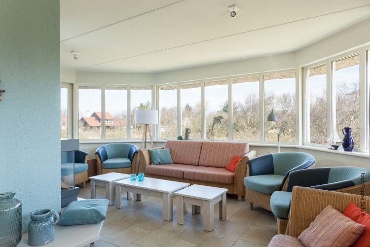 Lichte zithoek in Villa Rietberg op Schiermonnikoog, vakantiehuis met panoramisch uitzicht.