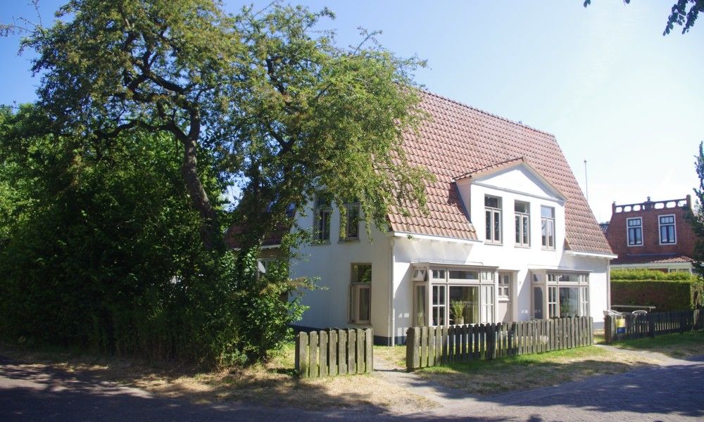 Klaver Vier vakantiehuis in Schiermonnikoog, omgeven door groen en rust op de Waddeneilanden.