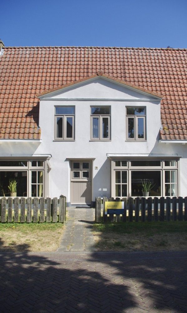 Voorzijde van Klaver Vier, een gezellig vakantiehuis op Schiermonnikoog, Waddeneilanden.