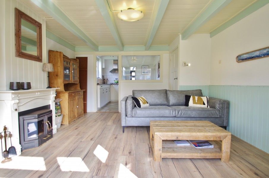 Lichte woonkamer in Klaver Vier vakantiehuis op Schiermonnikoog, met gezellige inrichting.