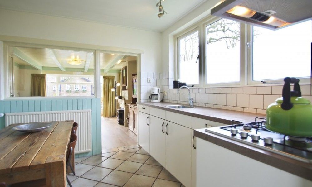 Moderne keuken in Klaver Vier vakantiehuis, Schiermonnikoog, met uitzicht op de natuur.