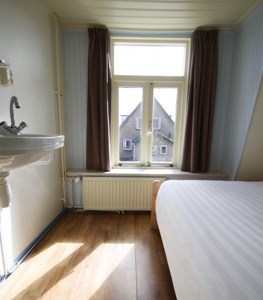 Knusse slaapkamer in Klaver Vier vakantiehuis op Schiermonnikoog met natuurlijk licht.