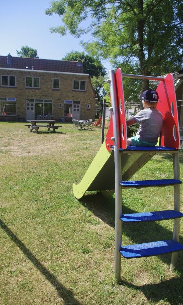 Speeltuin naast Klaver Vier vakantiehuis op Schiermonnikoog, ideaal voor kinderen.