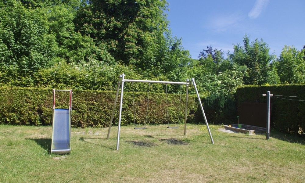 Speeltoestellen in de tuin van Klaver Vier vakantiehuis, Schiermonnikoog, Waddeneilanden.