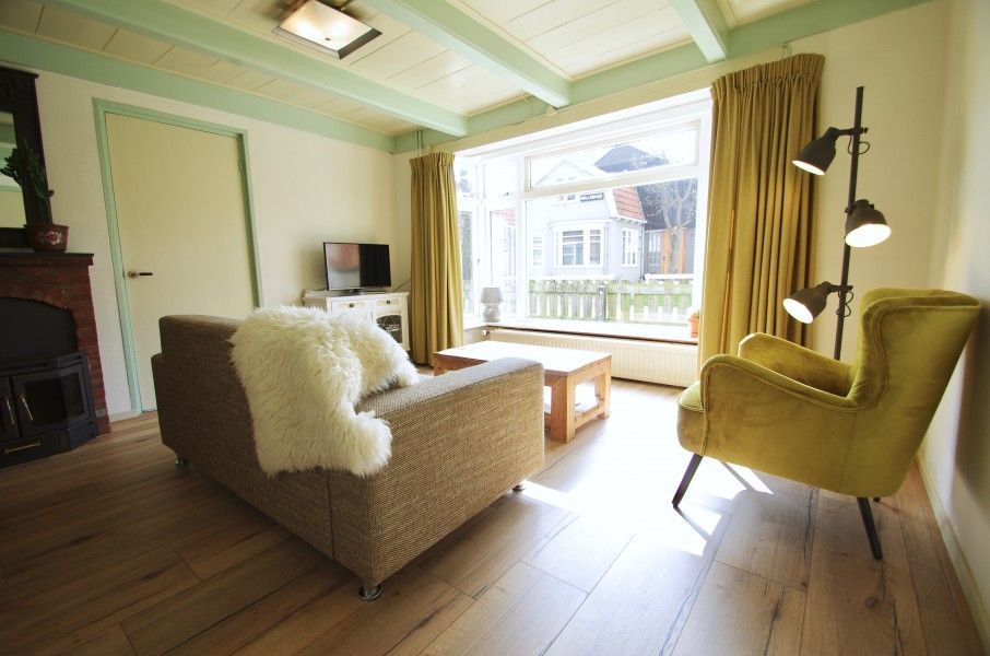 Gezellige woonkamer met uitzicht in Klaver Vier vakantiehuis op Schiermonnikoog.