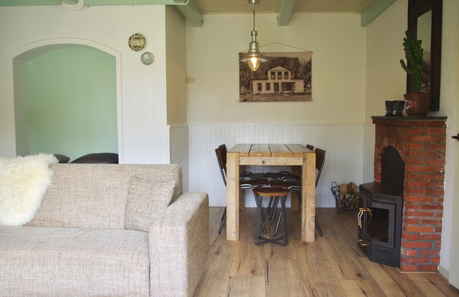 Eetkamer met open haard in Klaver Vier vakantiehuis, Schiermonnikoog, Waddeneilanden.