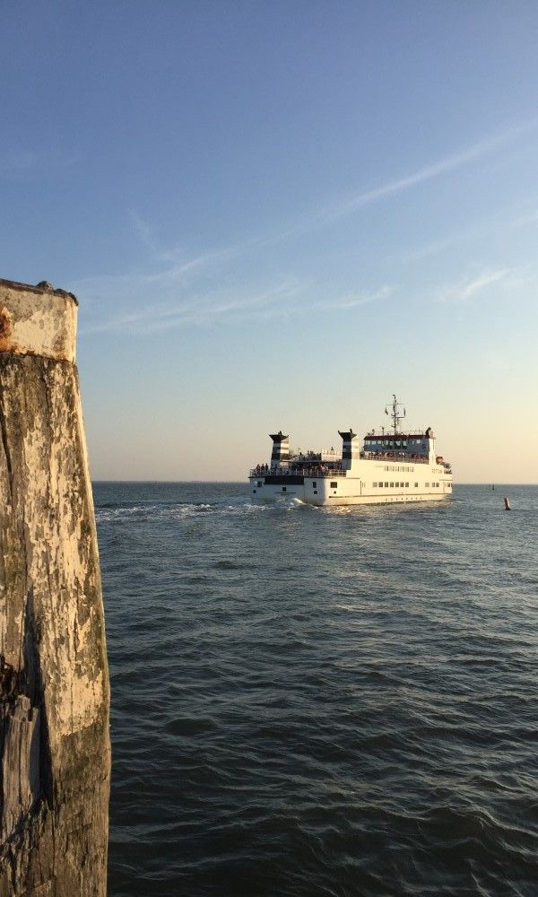 Veerboot naar Schiermonnikoog, Waddeneilanden, met uitzicht op de zee.