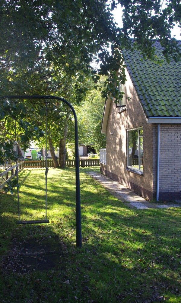 Shady garden of Louwtjesduin East vacation home in Schiermonnikoog.