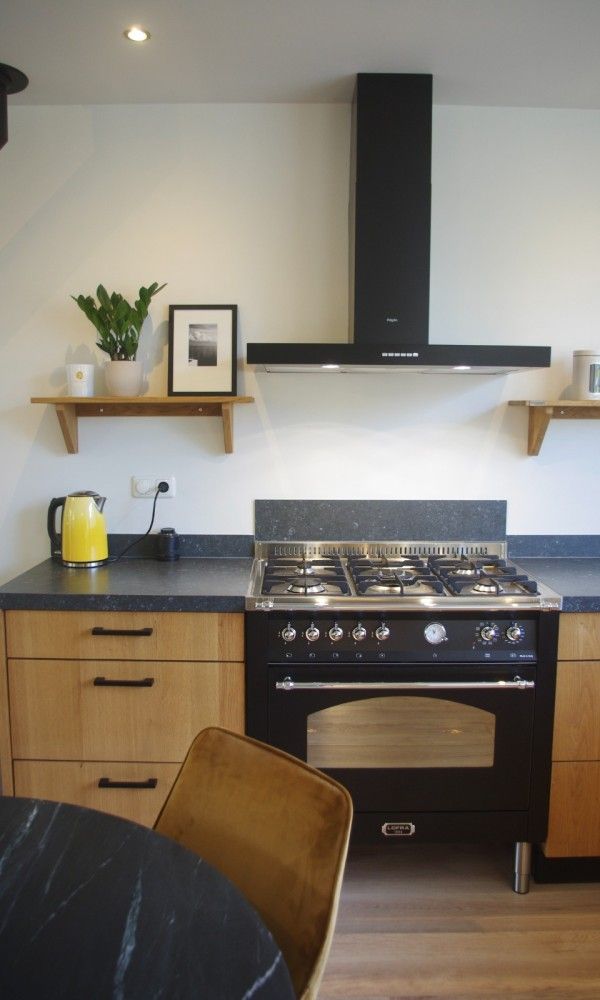 Luxury stove in the kitchen of Louwtjesduin East vacation home, Schiermonnikoog.
