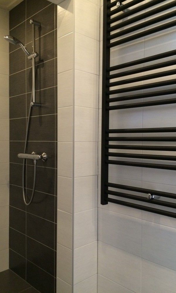 Stylish shower in Louwtjesduin Oost vacation home, Schiermonnikoog.