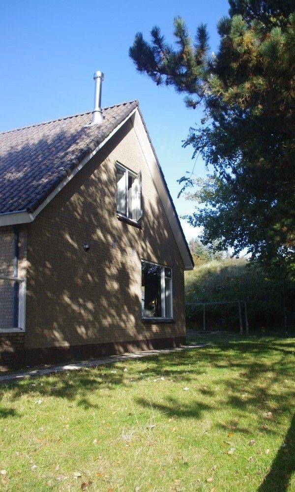 Side view of Louwtjesduin East vacation home on Schiermonnikoog.