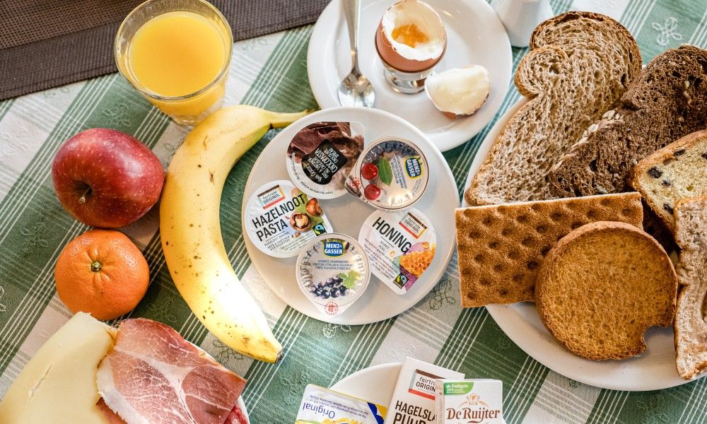 Reichhaltiges Fruehstueck in der Pension Westerburen auf dem Schiermonnikoog, mit frischem Obst und Broetchen.