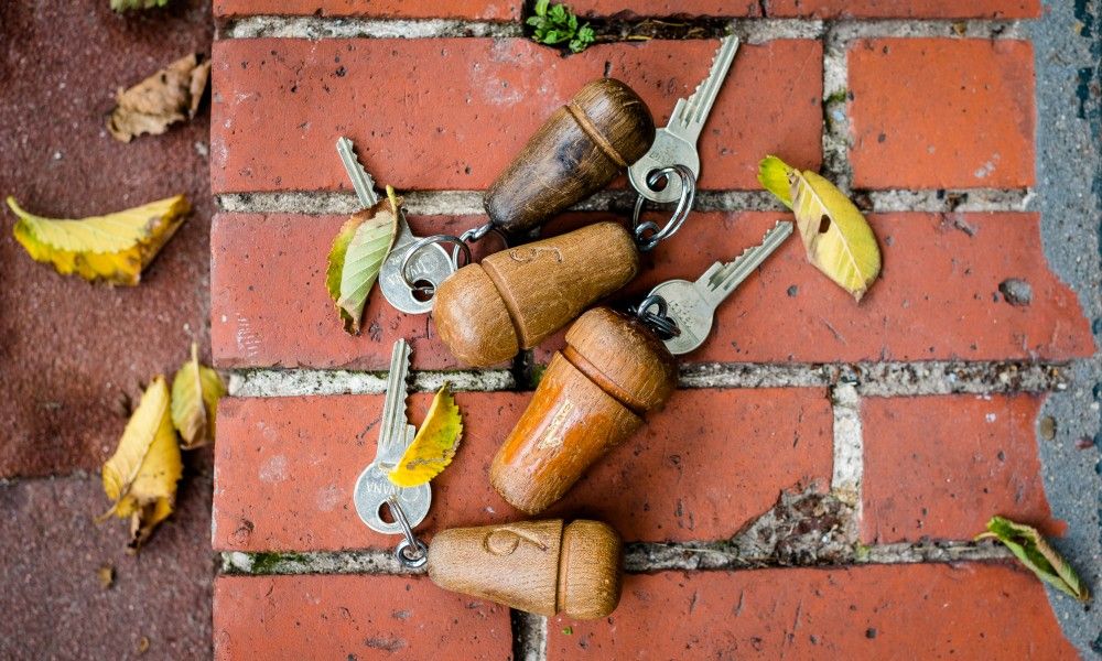 Schluessel zur Pension Westerburen, stimmungsvolle Fruehstueckspension auf Schiermonnikoog, bereit fuer Gaeste.