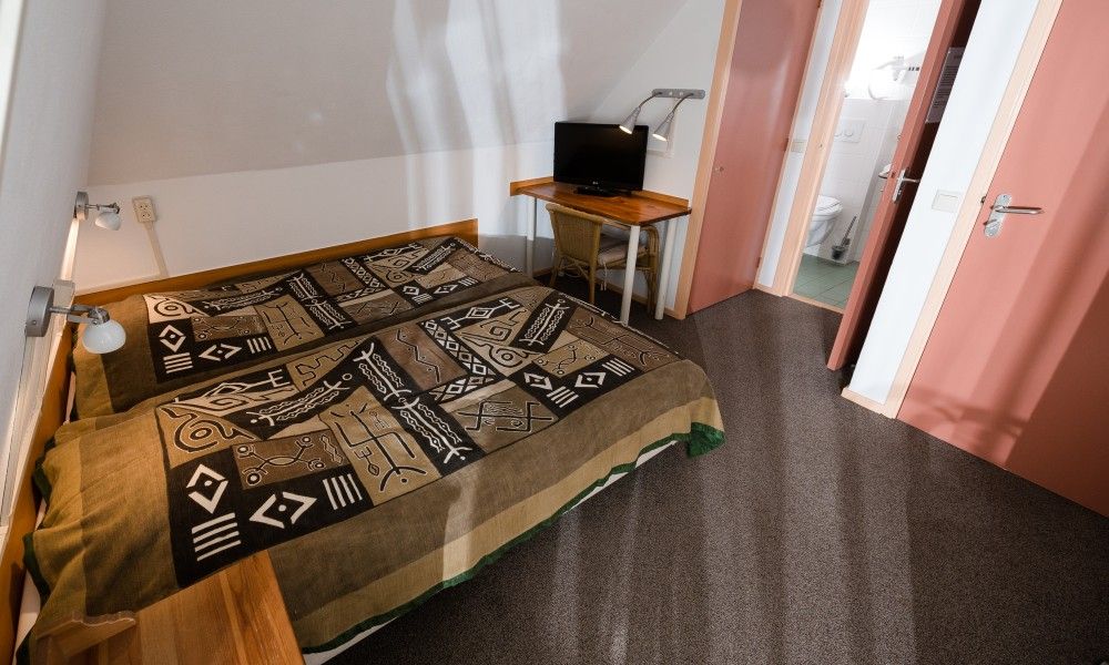 Gemuetliches Zimmer mit Schreibtisch in der Pension Westerburen, gastfreundliches B&B auf dem Schiermonnikoog, ideal fuer Ruhe und Entspannung.