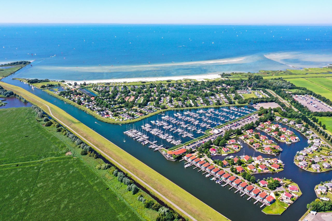 Luftaufnahme von Workum und dem IJsselmeer, in der Nhe des freistehenden Ferienhauses in den Friesischen Seen.