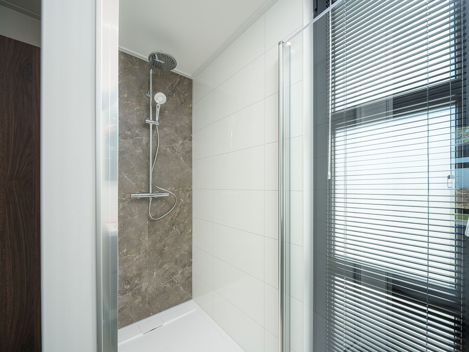 Schicke und moderne Dusche in dem freistehenden Haus in Workum, ein komfortables Ferienhaus am IJsselmeer.