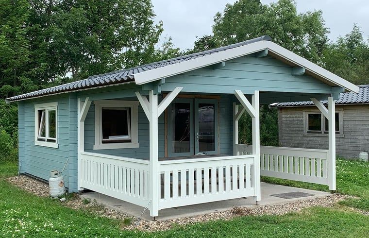 Charming cottage in Workum with veranda, ideally located by the IJsselmeer and Frisian lakes for a relaxing stay.