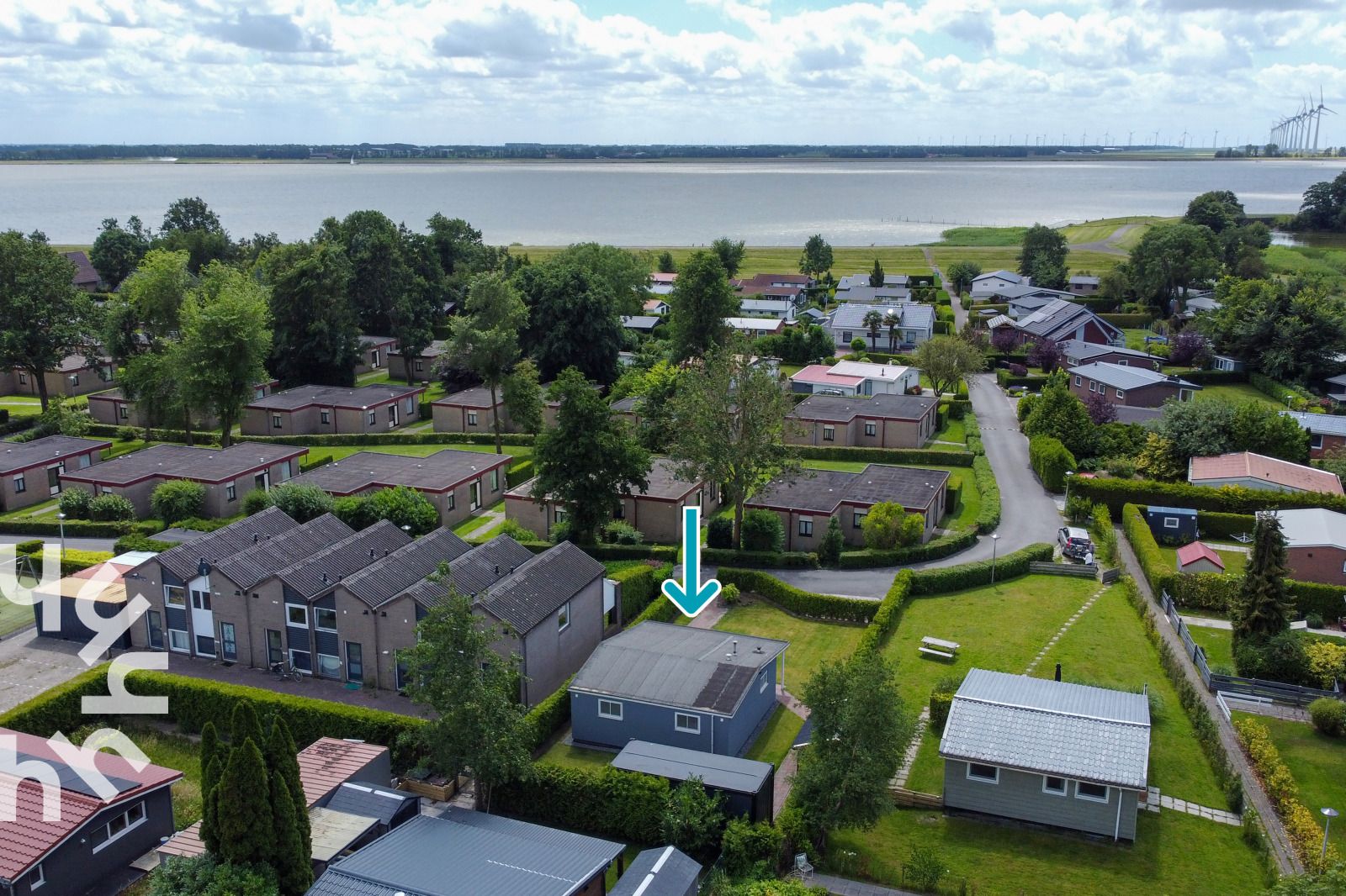 Gezellige slaapkamer in FR095 vakantiehuis Lemmer, perfect voor een ontspannen verblijf aan het IJsselmeer.