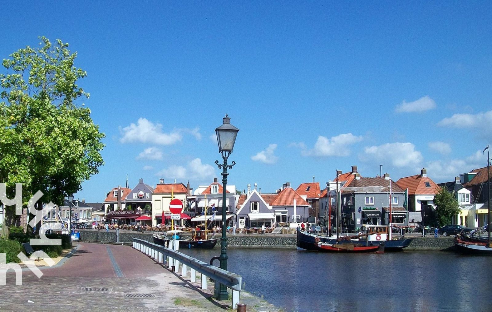 Luchtfoto van FR095 vakantiehuis in Lemmer met tuin, nabij het IJsselmeer en Friese meren.