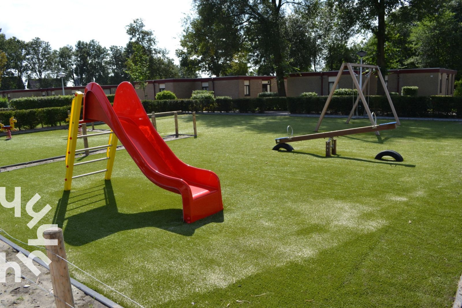 Moderne woonkamer in FR095 vakantiehuis Lemmer met flatscreen tv, aan het IJsselmeer, Friese meren.