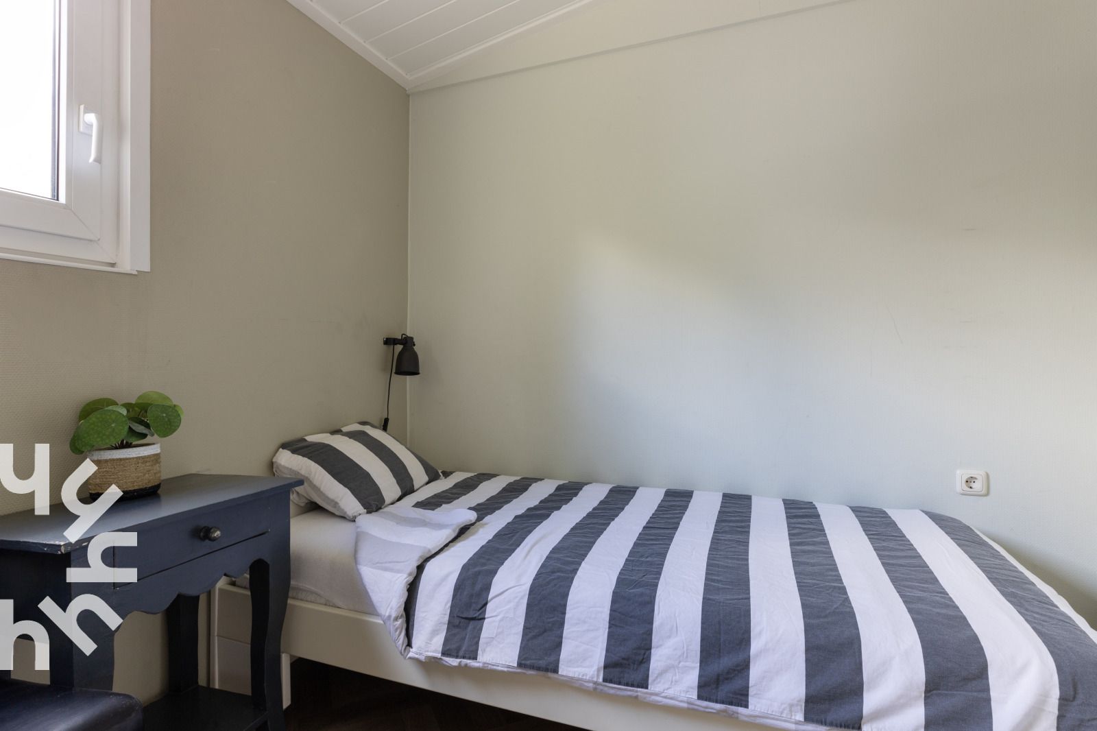 Zeilboten op het IJsselmeer bij FR095 vakantiehuis in Lemmer, ideaal voor watersportliefhebbers.