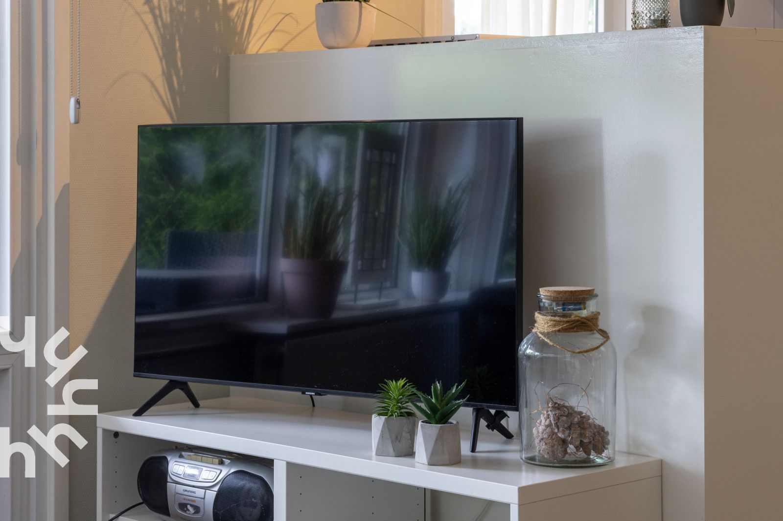Slaapkamer met houten kast in FR095 vakantiehuis in Lemmer, nabij het IJsselmeer en Friese meren.