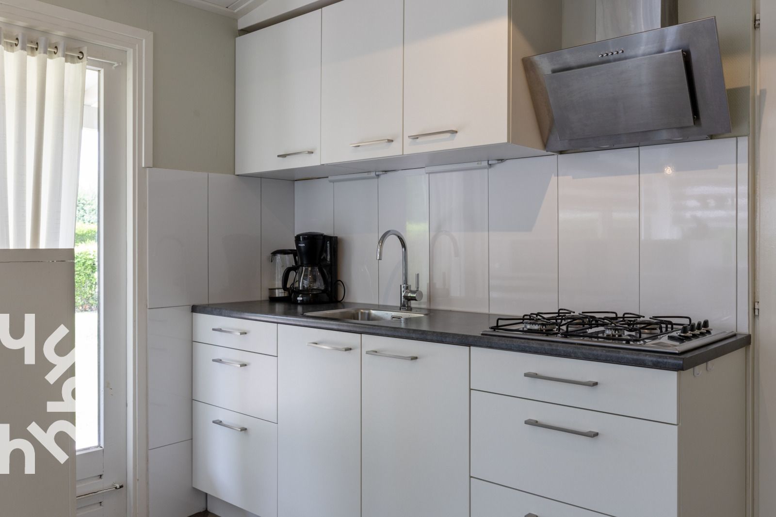 Strandpaviljoen bij zonsondergang nabij FR095 vakantiehuis in Lemmer, aan het IJsselmeer.