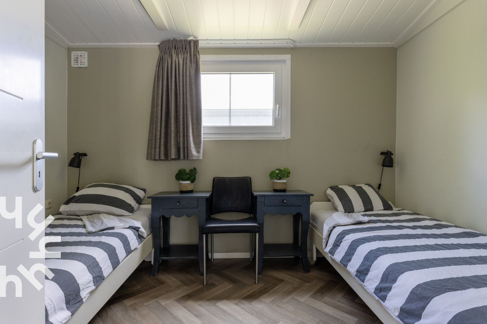 Pittoresk stadsbeeld van Lemmer, nabij FR095 vakantiehuis aan het IJsselmeer en Friese meren.