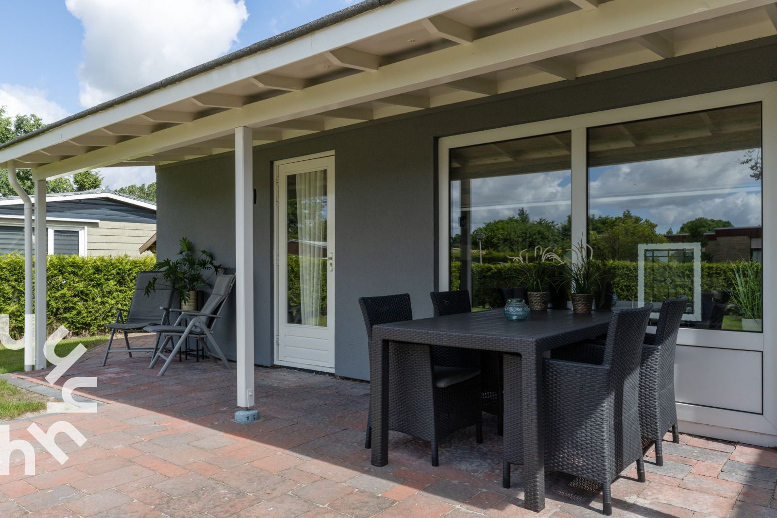 Groen landschap met water bij FR095 vakantiehuis in Lemmer, ideaal voor natuurliefhebbers.