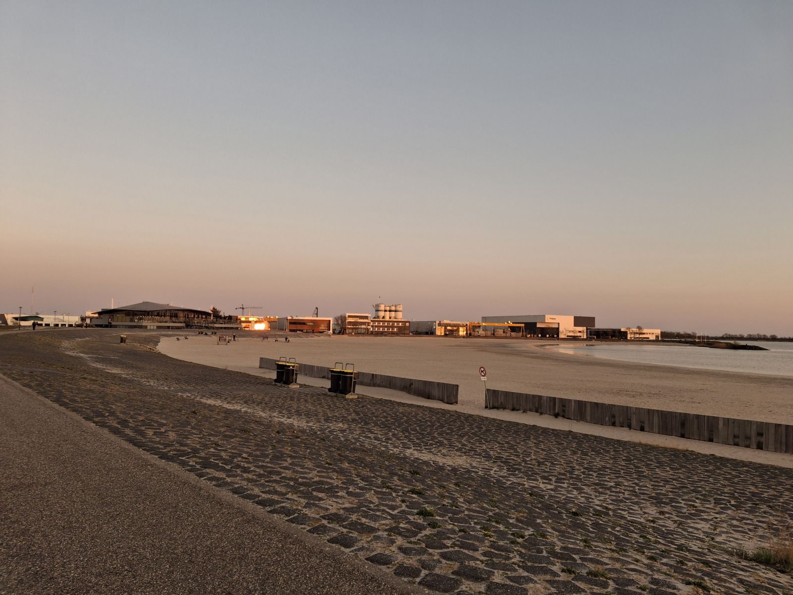 Der grosse Garten des Ferienhauses FR452 in Lemmer ist ideal fuer Aktivitaeten im Freien am IJsselmeer.