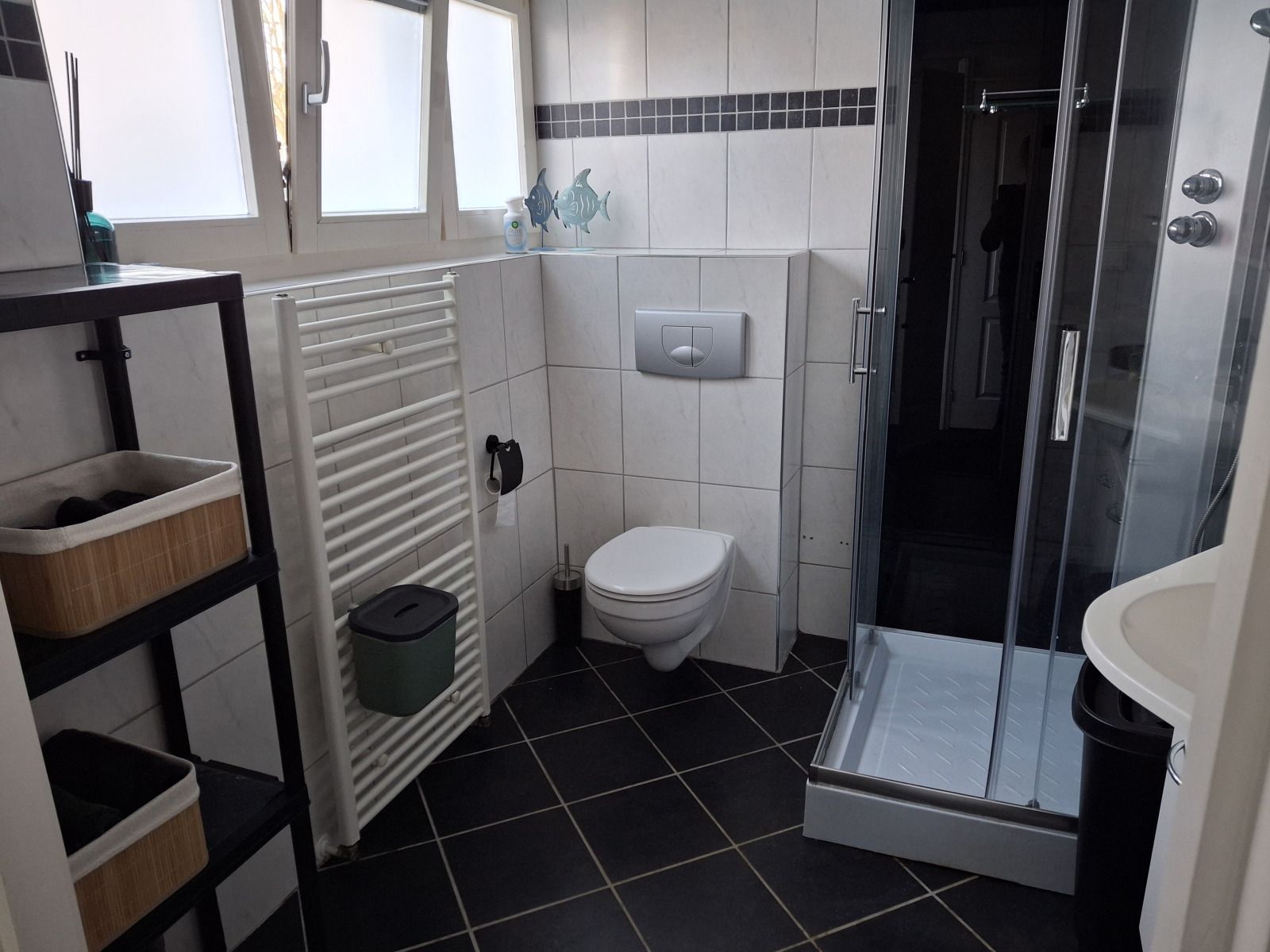 Veranda des Ferienhauses FR452 in Lemmer, mit Blick auf den gruenen Garten am IJsselmeer.