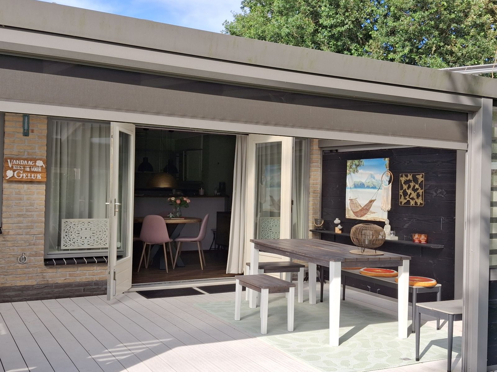 Ueberdachte Veranda des Ferienhauses FR452 in Lemmer, ideal fuer das Leben im Freien am IJsselmeer.