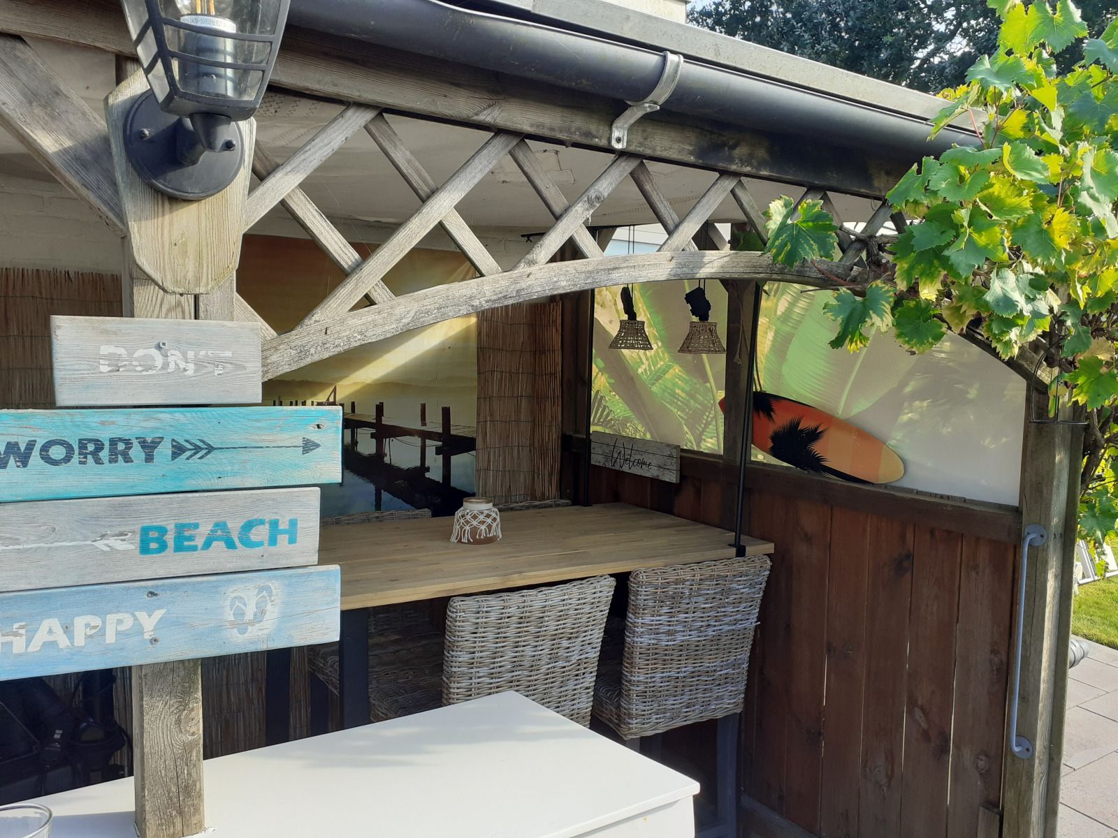 Sonnige Terrasse des Ferienhauses FR452 in Lemmer mit einladender Essecke, am IJsselmeer.