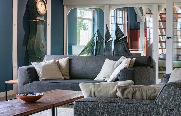 Gezellige zithoek in Vakantiehuisje in Piaam met comfortabele banken, ideaal voor ontspanning aan het IJsselmeer.