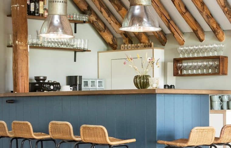 Moderne bar in Vakantiehuisje in Piaam met houten accenten, perfect voor een gezellige avond aan het IJsselmeer.