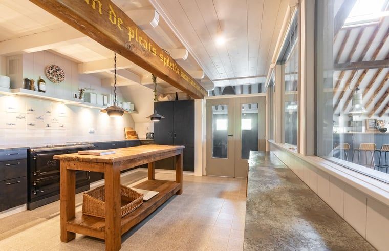 Grote keuken in Vakantiehuisje in Piaam met landelijke stijl en moderne faciliteiten, perfect voor culinaire avonturen aan het IJsselmeer.